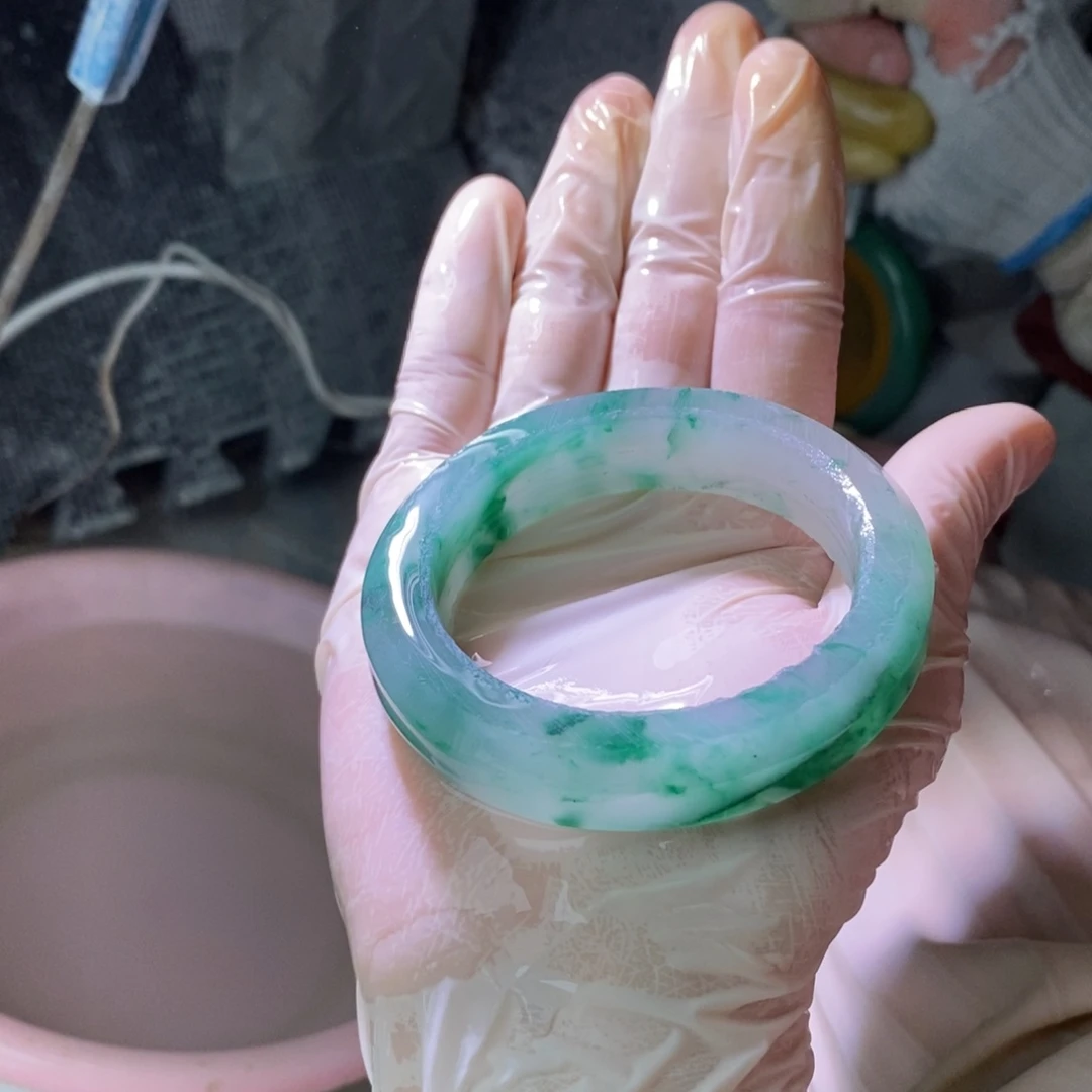 刘***爱石英质玉（非洲翠）未镶嵌手镯定制