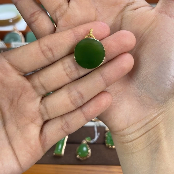 和田玉18K金镶嵌颈饰妞*