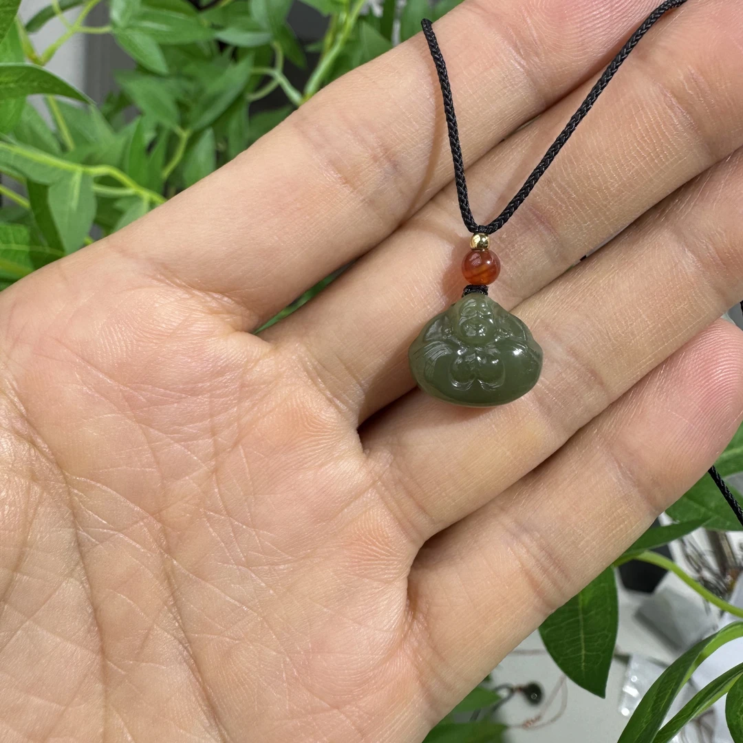 和田玉湖水绿迷你小抱抱佛（黑绳）吊坠15mm  珠宝玉石 玉质  温润
