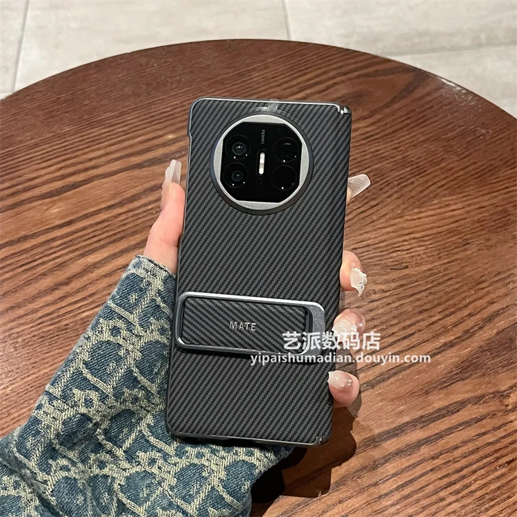 适用华为MateX5手机壳高档MateX6凯夫拉碳纤维纹腕带支架全包中轴