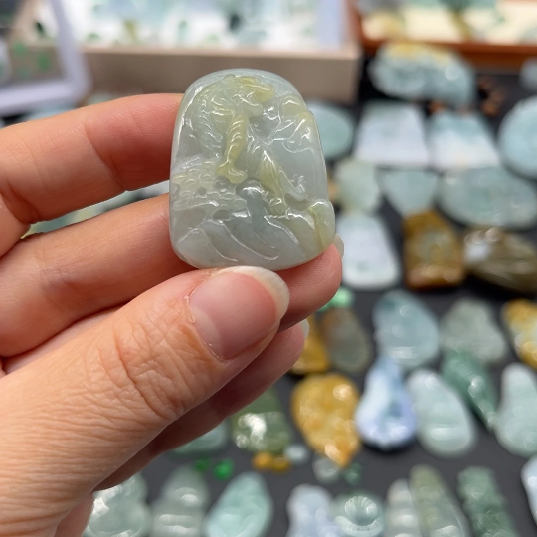 翡翠未镶嵌颈饰虎牌