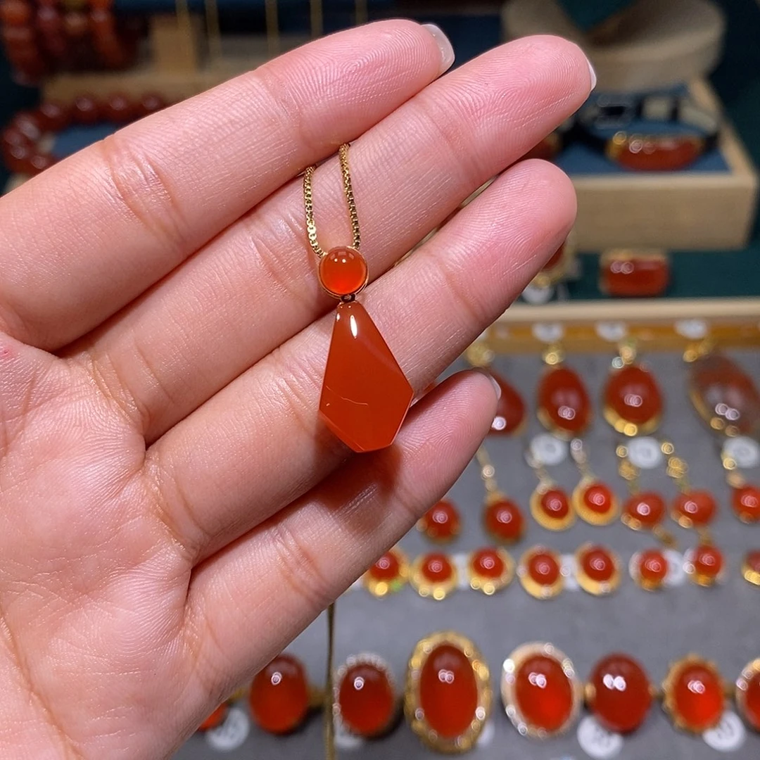 南红玛瑙18K金镶嵌颈饰