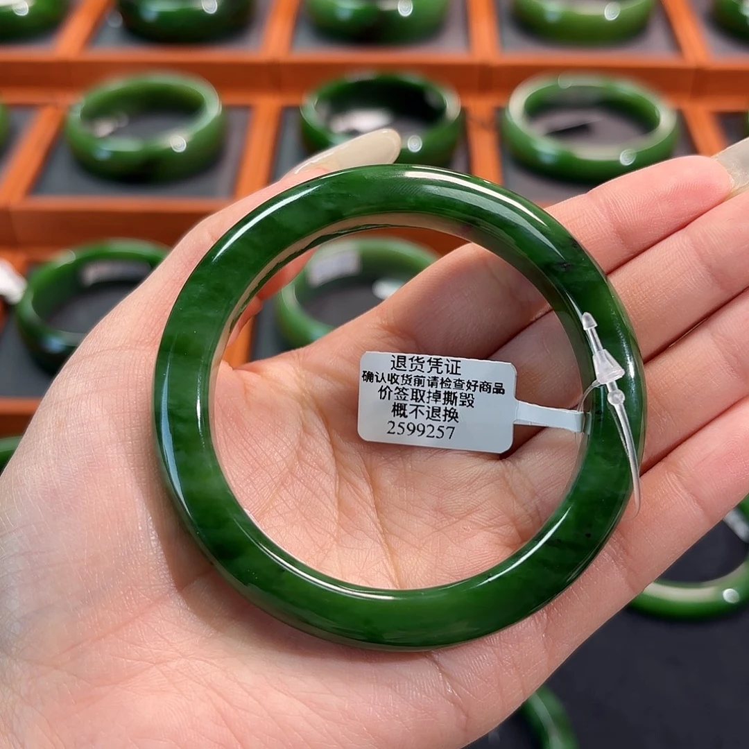 水***桃和田玉（碧玉）未镶嵌手镯