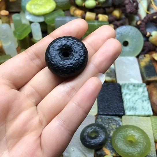 岫玉未镶嵌颈饰尊***。