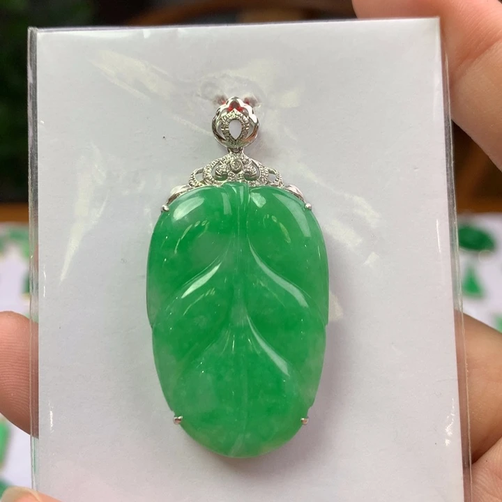 颈饰18K金镶嵌翡翠翡翠吊坠