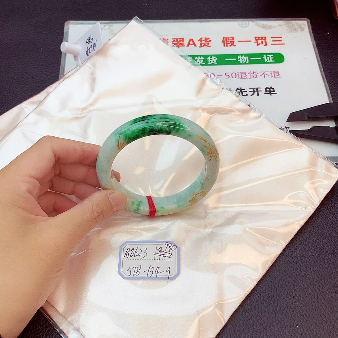 翡翠手镯未镶嵌翡翠