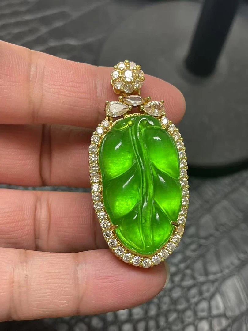 翡翠吊坠气质时尚
