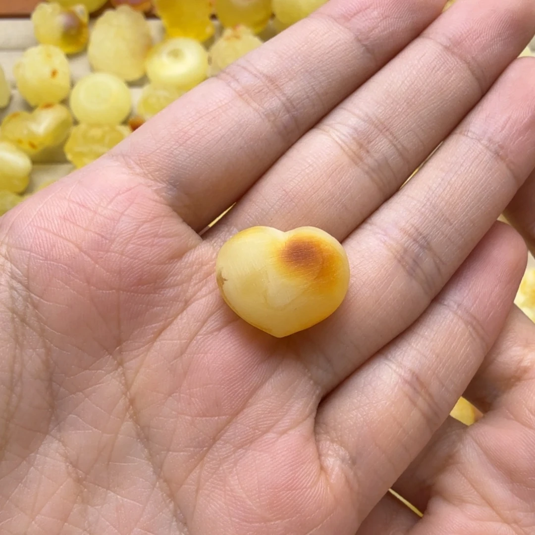 蜜蜡未镶嵌珠宝奇石