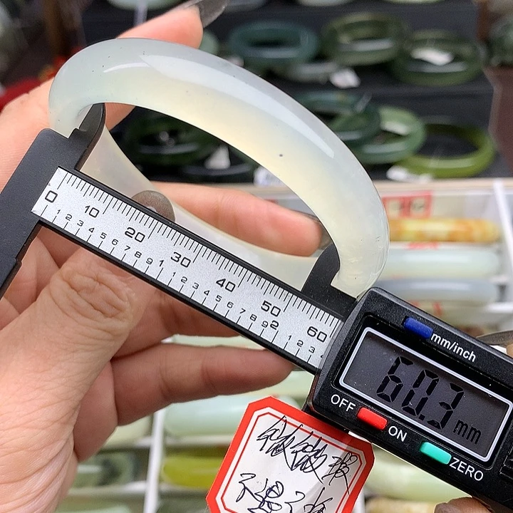 蛇纹石玉手镯未镶嵌687