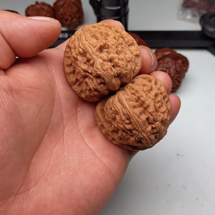 文玩核桃吊坠一***草核桃