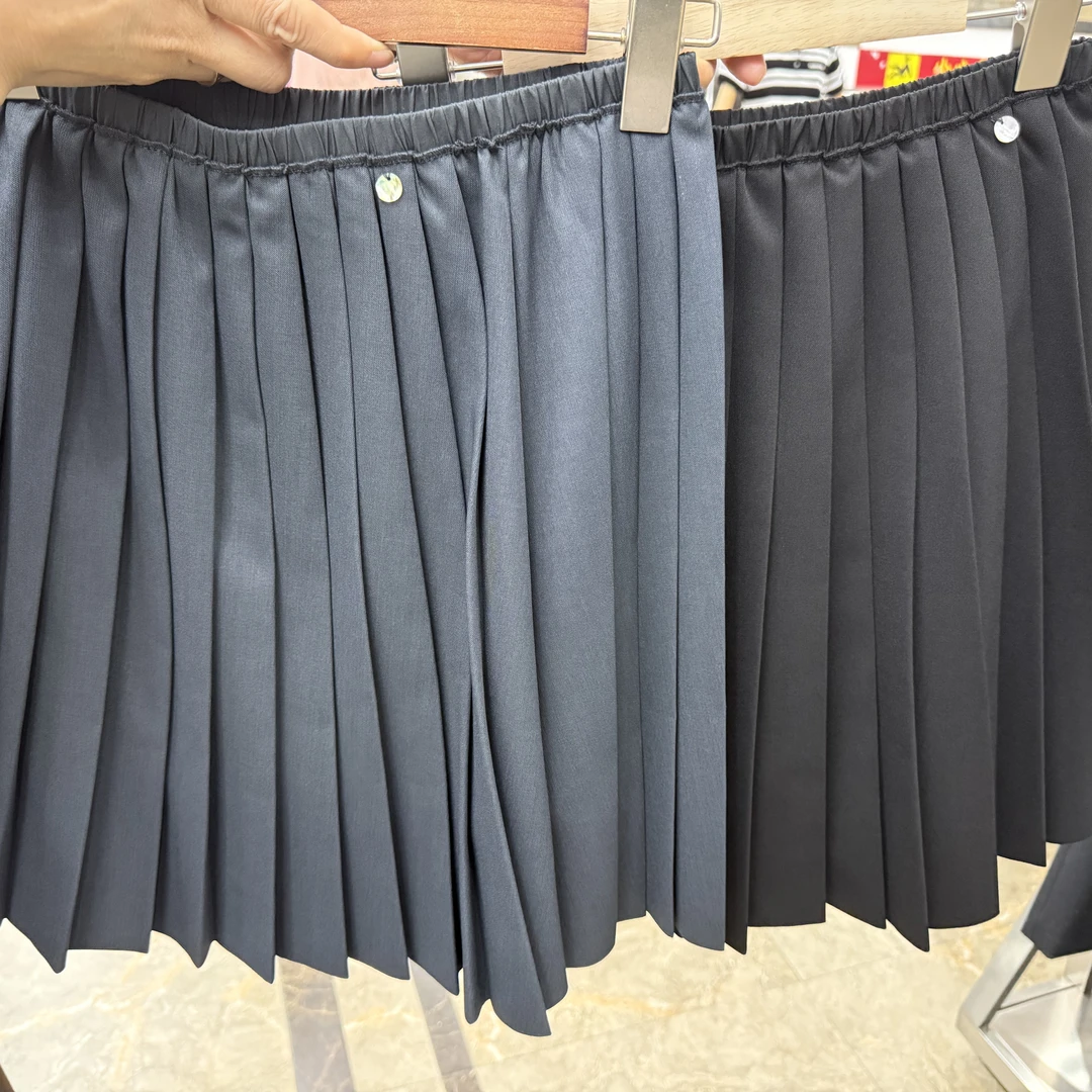秋季新款垂感面料百褶短裙显瘦减龄