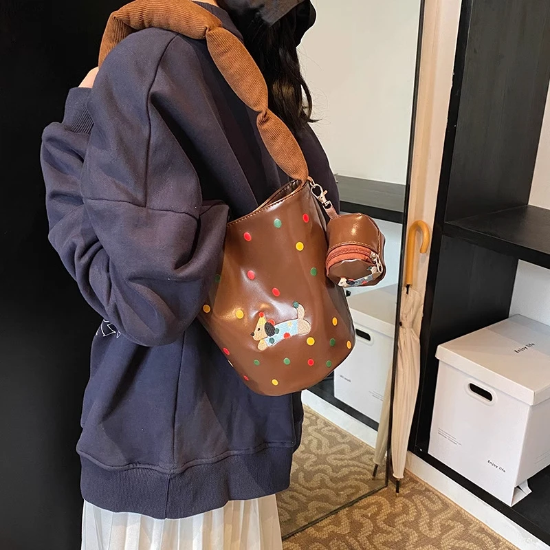 今年流行小众波点包包女2024新款时尚高级感百搭单肩腋下包水桶包