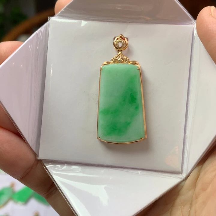 翡翠18K金镶嵌颈饰翡翠吊坠