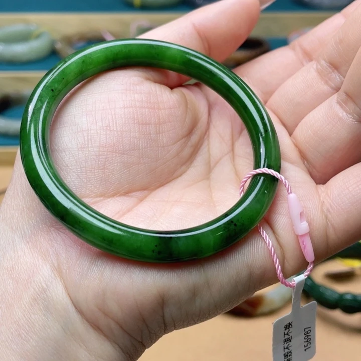 和田玉手镯56圈口。编号44未镶嵌