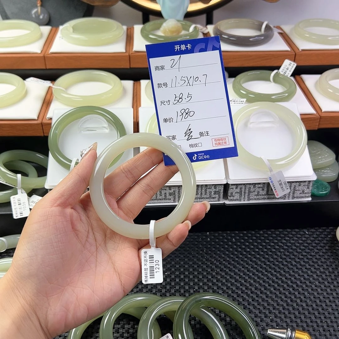 和田玉手镯未镶嵌爱****糊