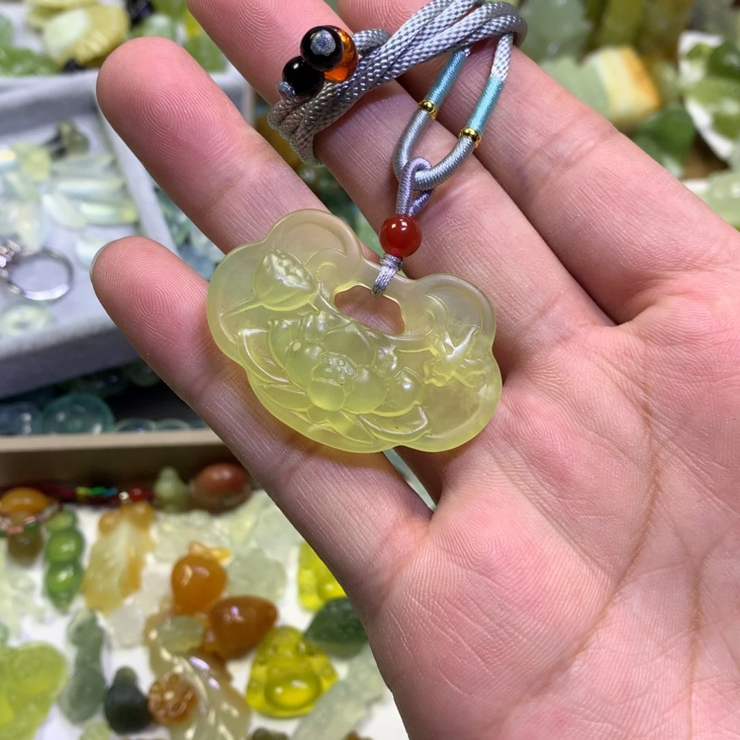 岫玉颈饰未镶嵌莲花锁