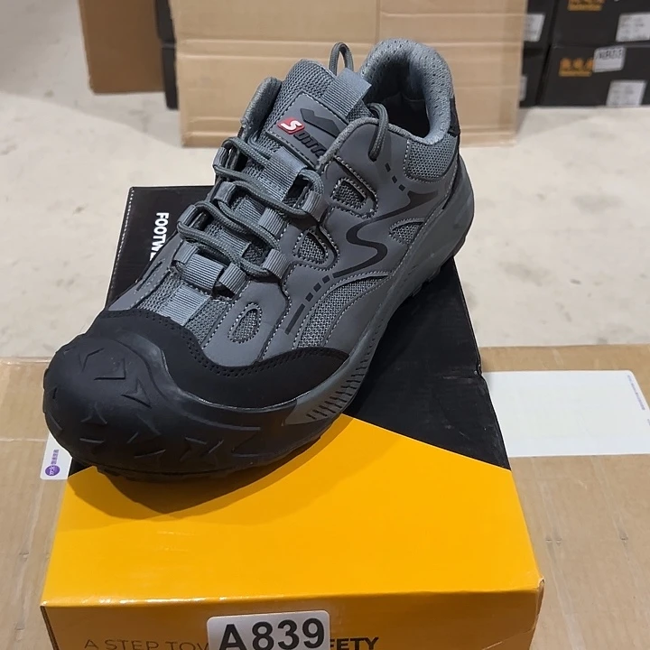 839号。43码防砸防刺劳保鞋。鞋底磨损介意勿拍