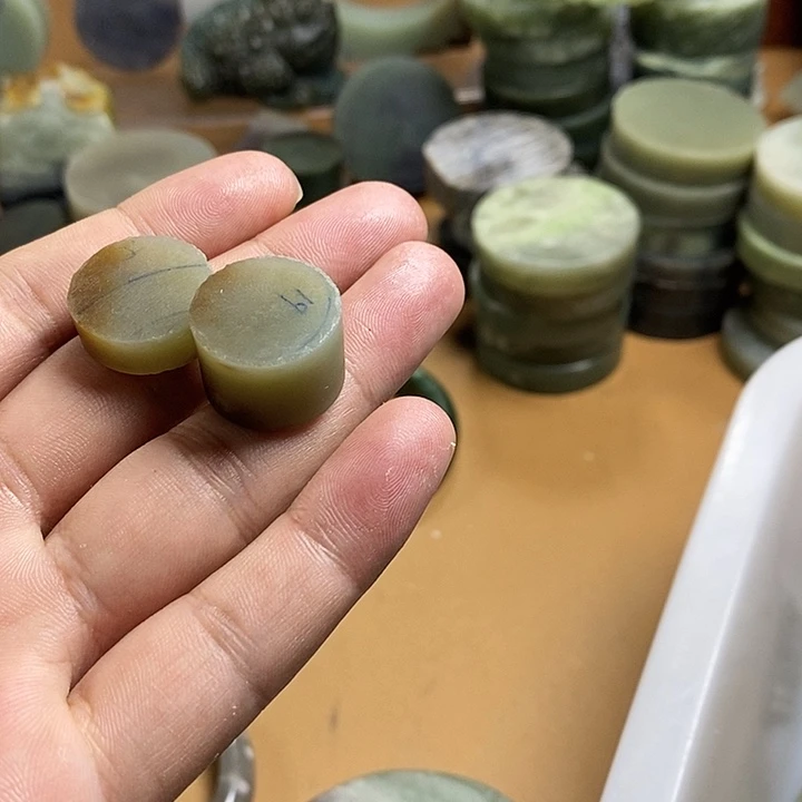 莎***莎和田玉（糖玉）未镶嵌珠宝半成品