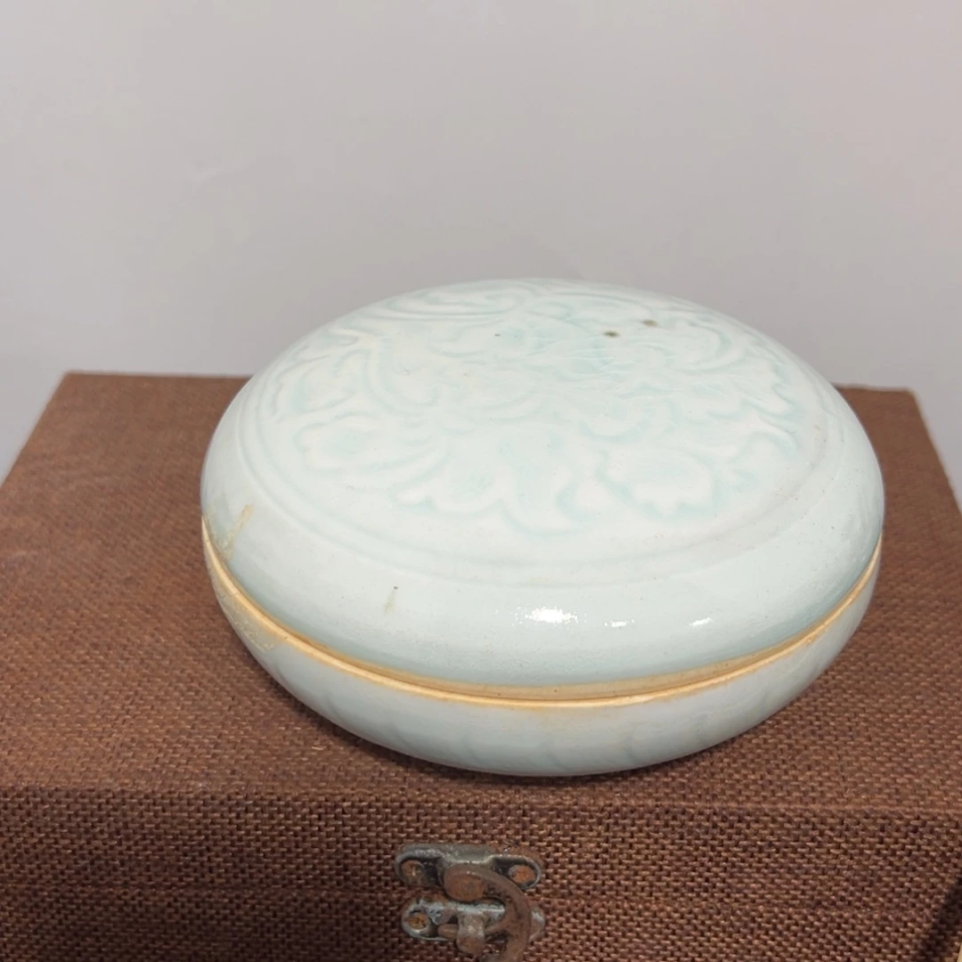 摆件陶空心的玻璃墙和墙壁是