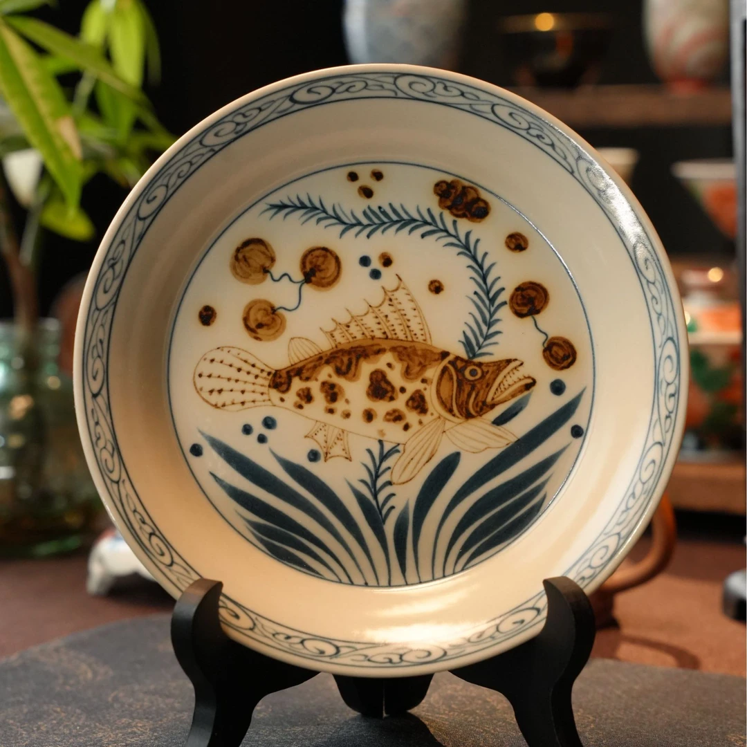 釉里金鱼藻底心壶承「雨溪山房」