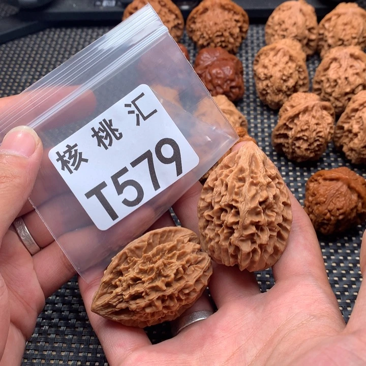 文玩核桃吊坠招财鼠