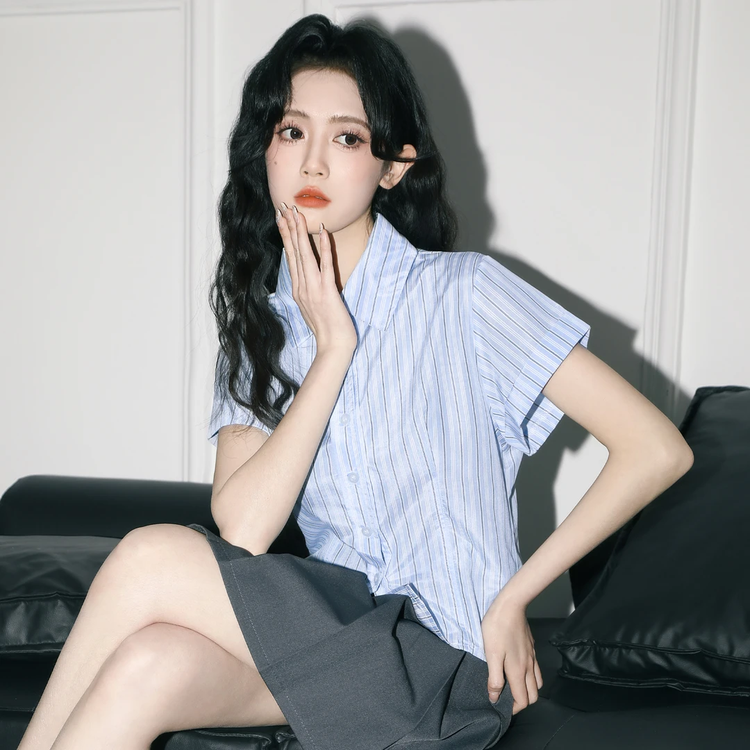 蓝色条纹短袖衬衫女夏季2025春新款设计感翻领衬衣小个子短款上衣