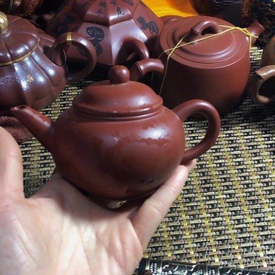 紫砂茶壶原矿泥料手工制作的紫砂壶。