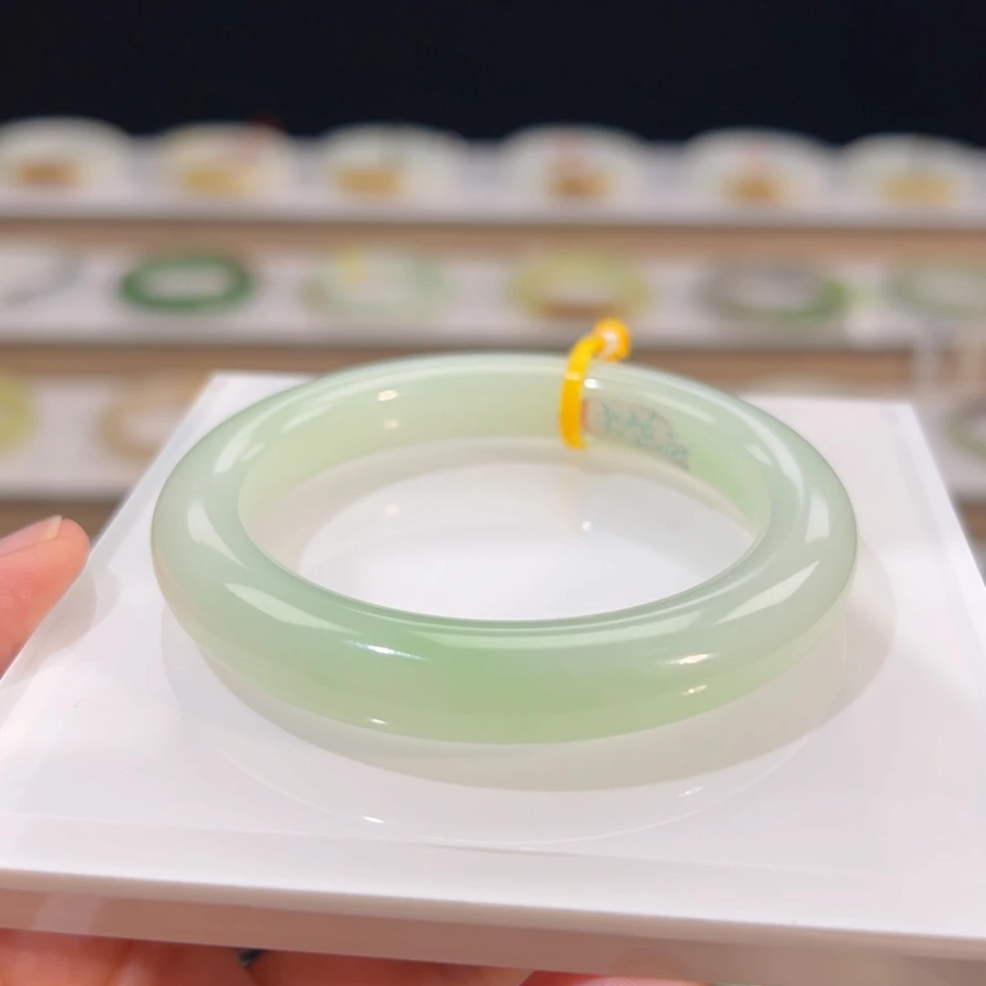 和田玉手镯未镶嵌翠青