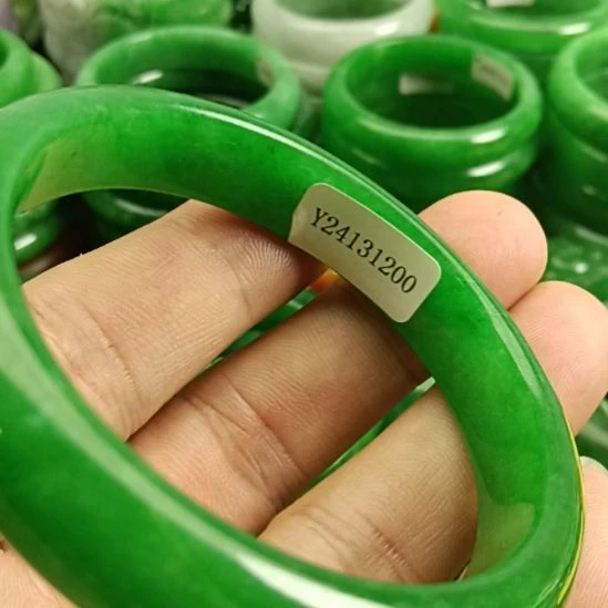 翡翠颈饰未镶嵌兰*