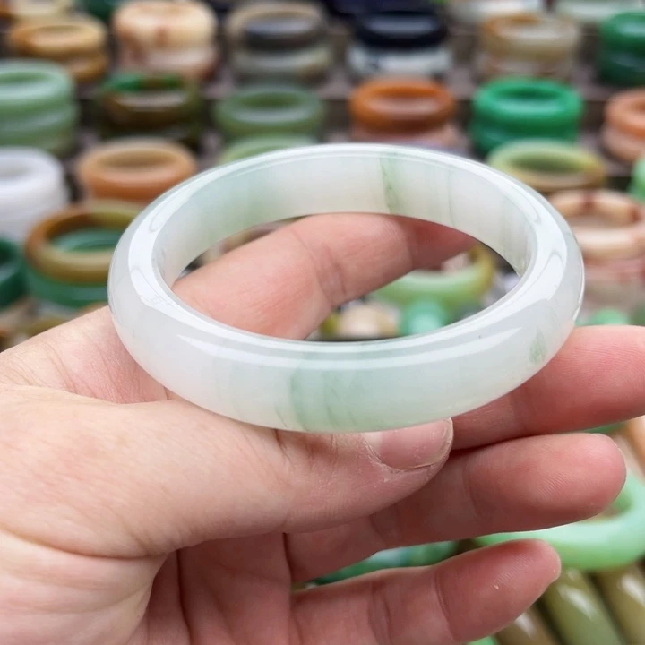 未镶嵌手镯石英质玉