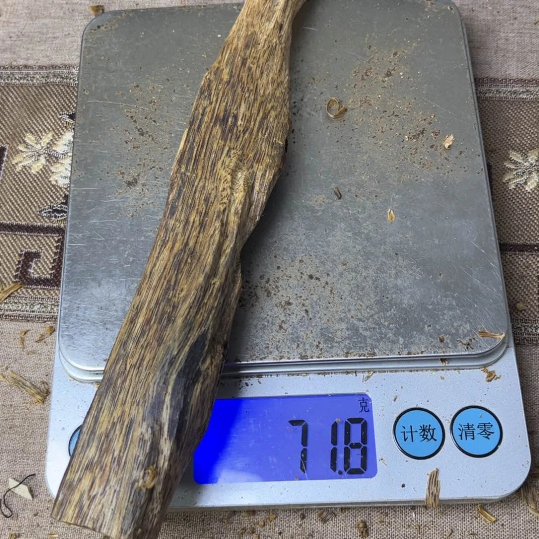 沉香木手把件奇楠虫漏71 克。。。