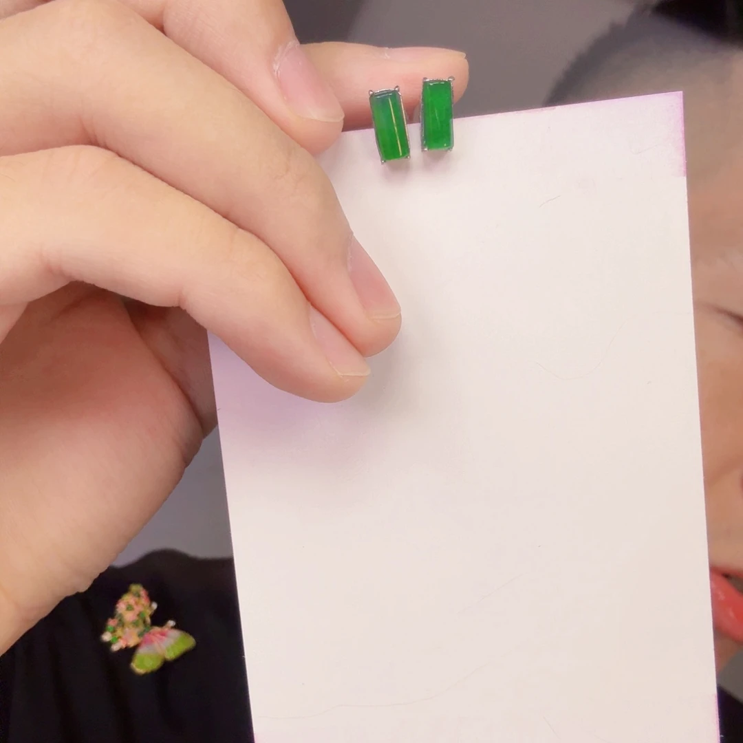 翡翠未镶嵌颈饰一对