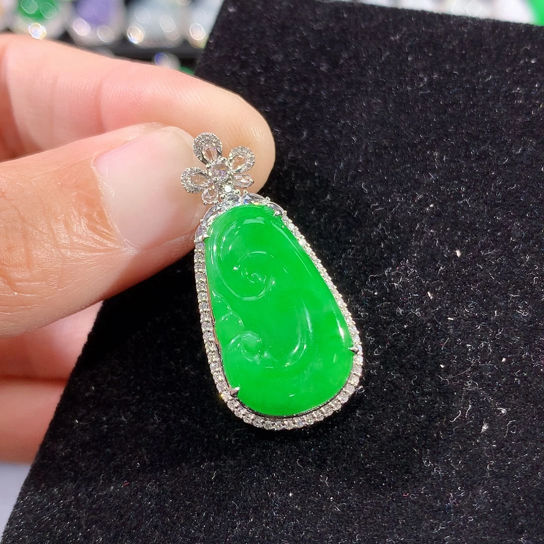 翡翠18K金镶嵌颈饰