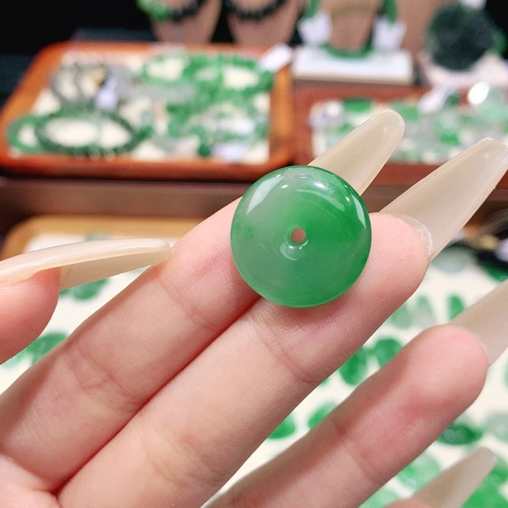 石英质玉未镶嵌颈饰