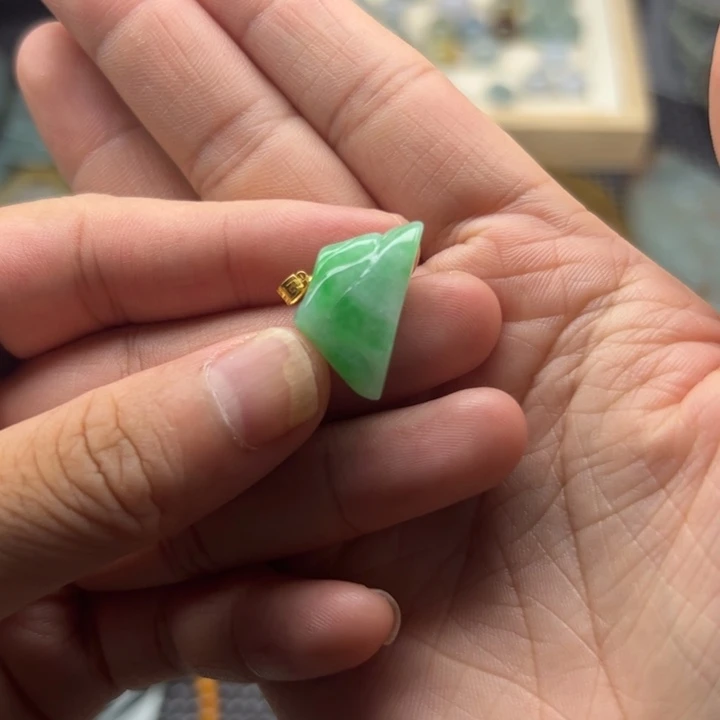 翡翠未镶嵌颈饰绿石头