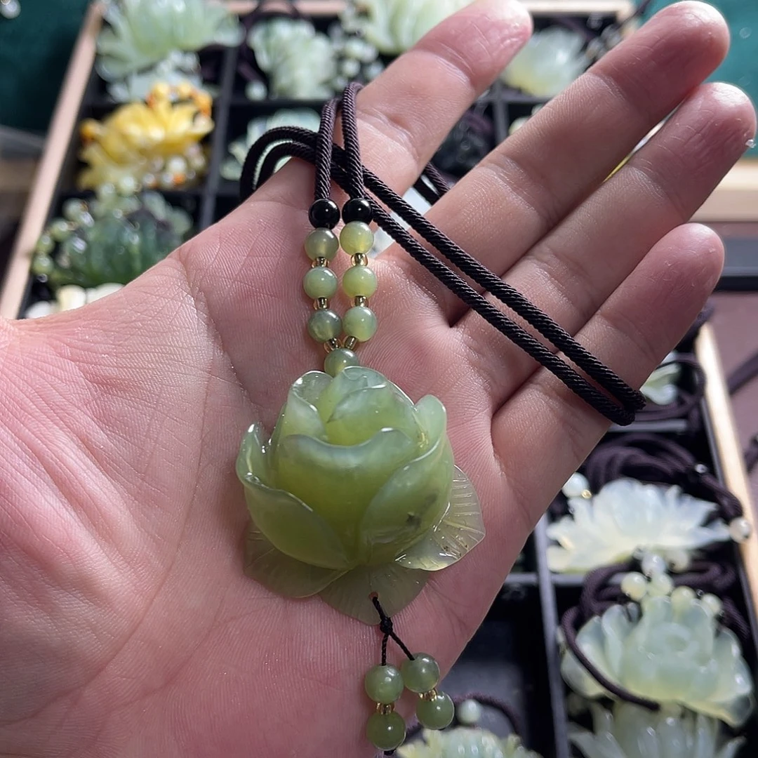 蛇纹石玉未镶嵌颈饰