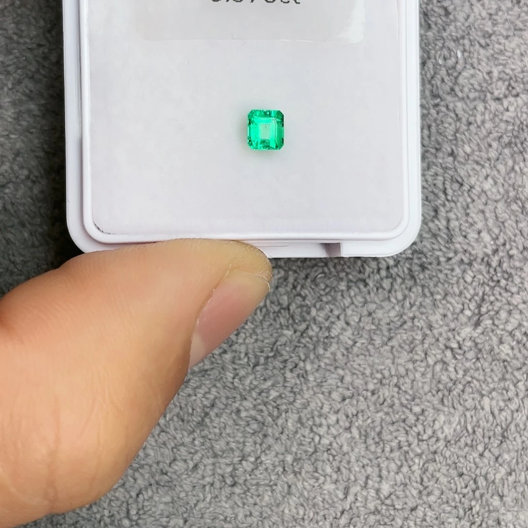 祖母绿裸石未镶嵌0.373Ct。