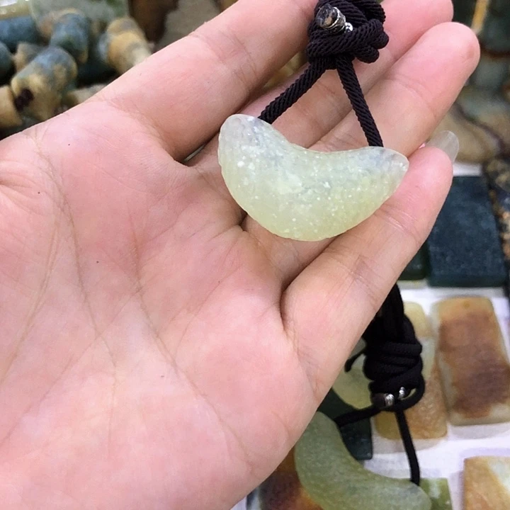 蛇纹石玉未镶嵌吊坠