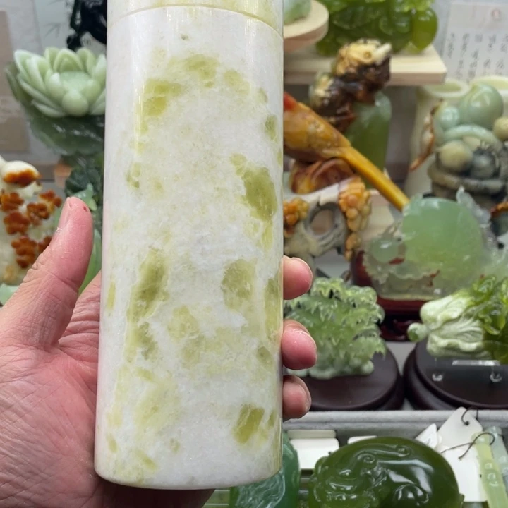 蛇纹石玉未镶嵌四大名玉杯子