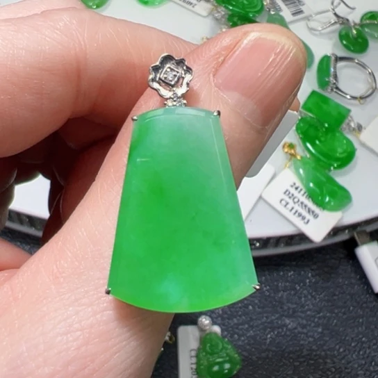 颈饰18K金镶嵌翡翠