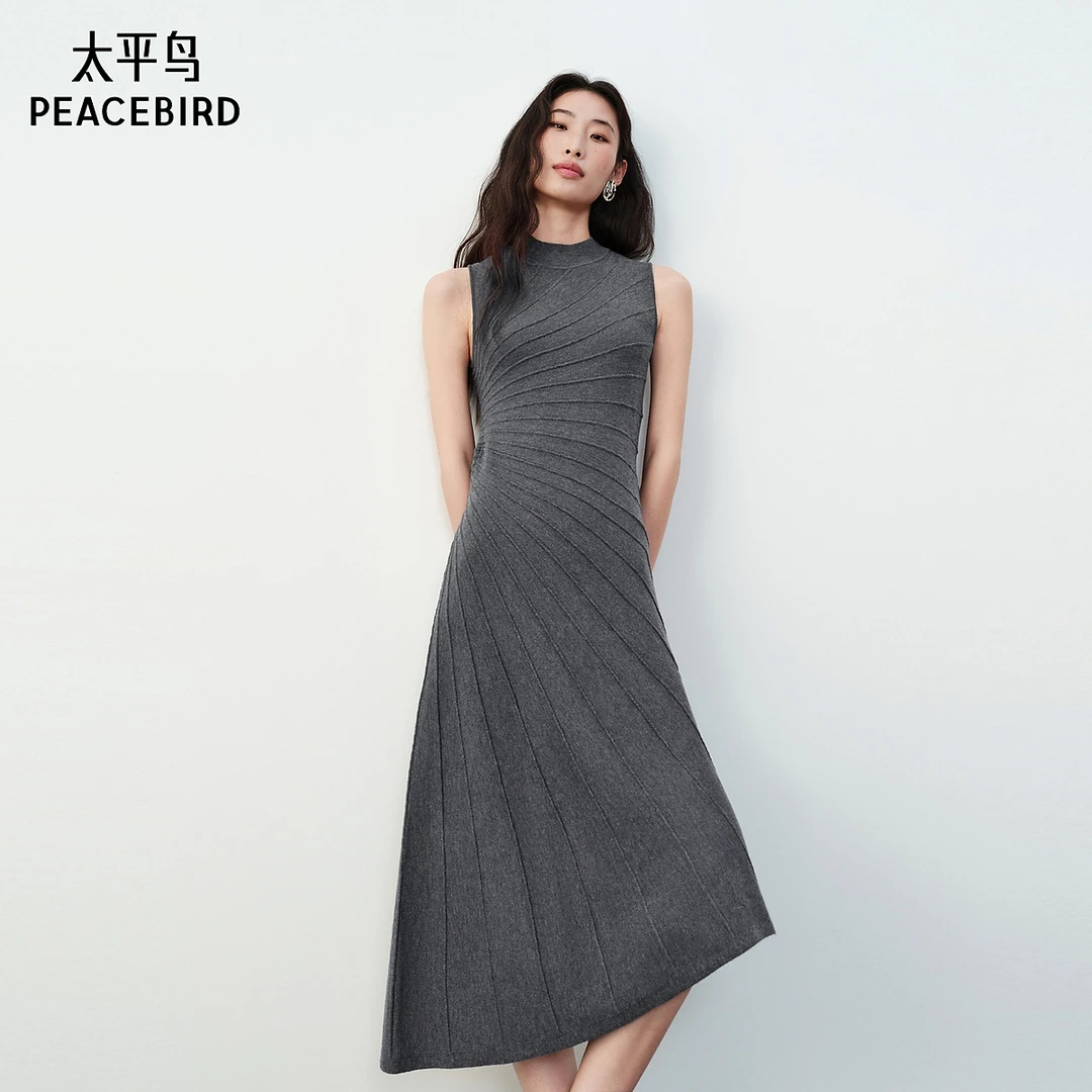 【陈嘉尔专属】太平鸟灰色收腰连衣裙女2026新款AAFAG3160