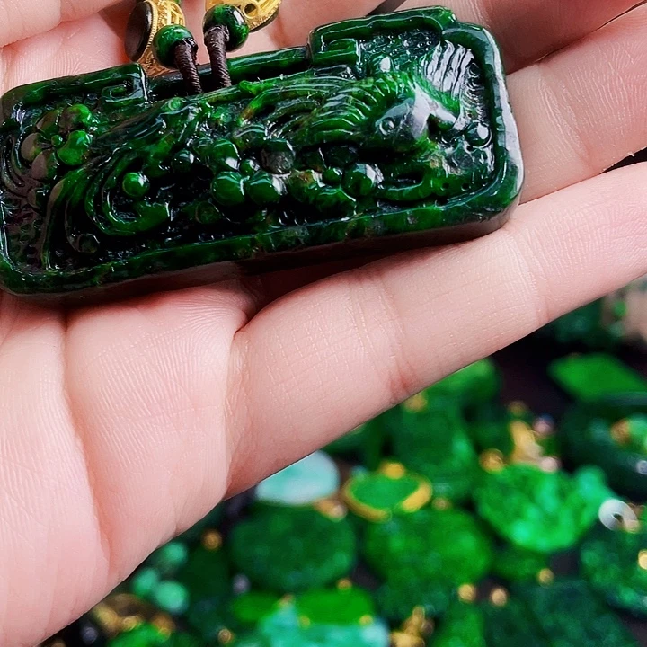 翡翠未镶嵌颈饰多样性