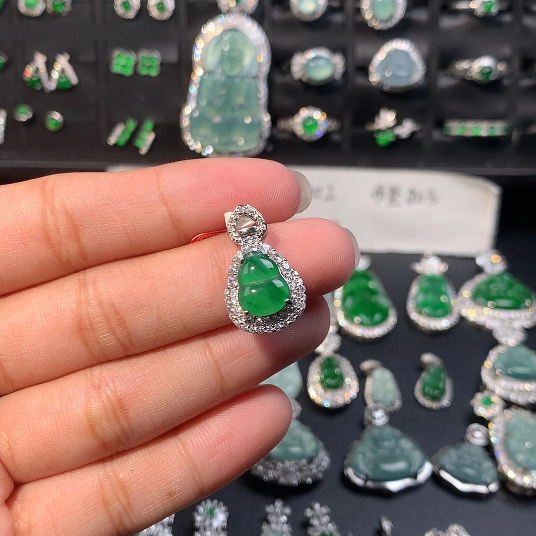 翡翠未镶嵌颈饰葫芦