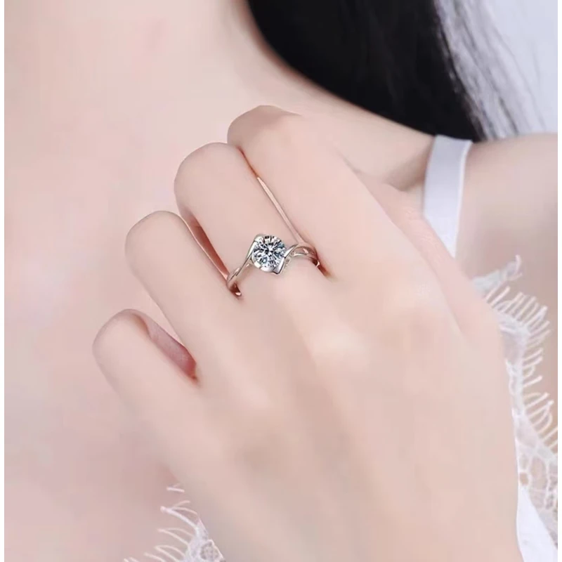 925银莫桑石银制品 Bellucci[光臂天使之吻】日韩璀璨婚戒轻奢女王