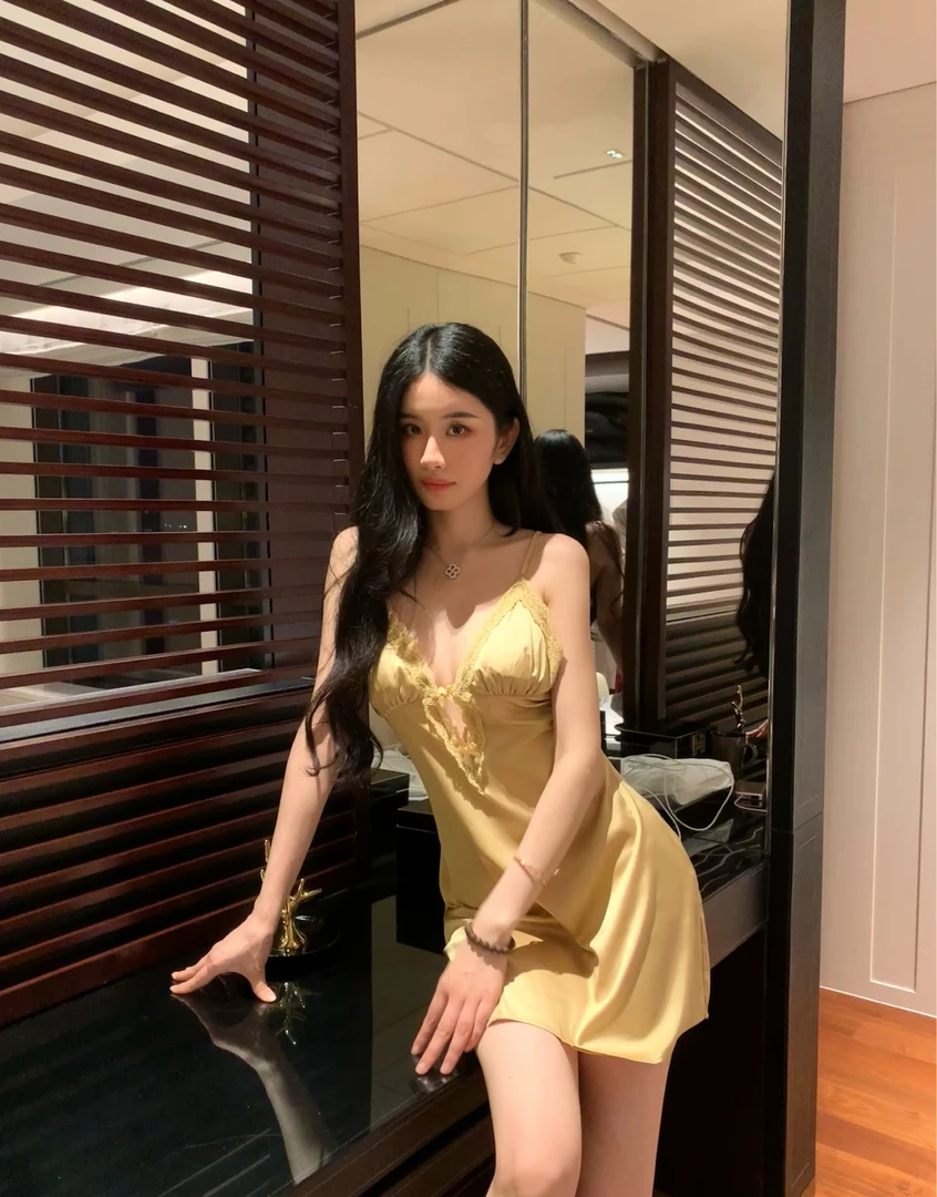 【娇兰佳人】优雅奢华冰丝绸缎性感蕾丝带杯垫遮肉显瘦吊带睡裙