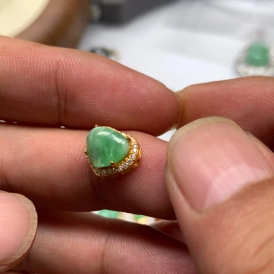 翡翠颈饰未镶嵌翡翠