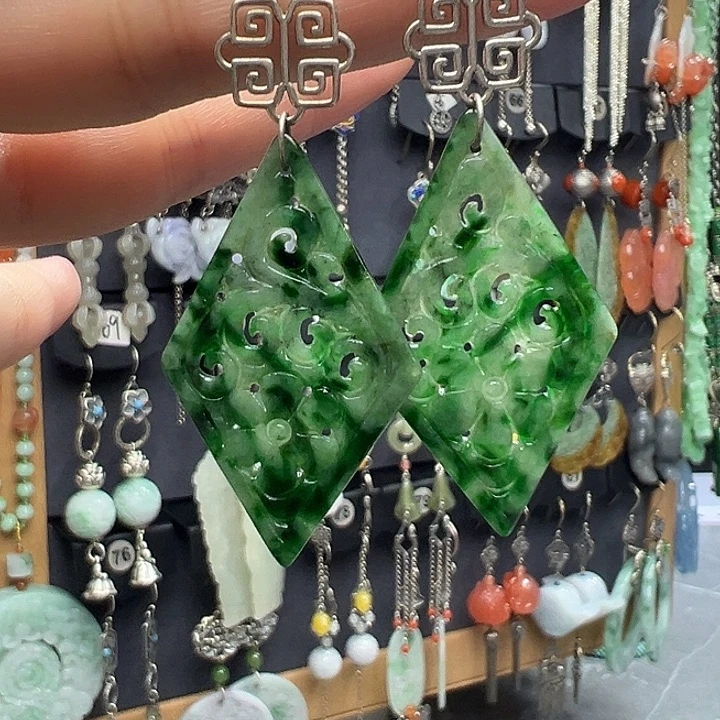 倪***奈翡翠银S925镶嵌耳饰