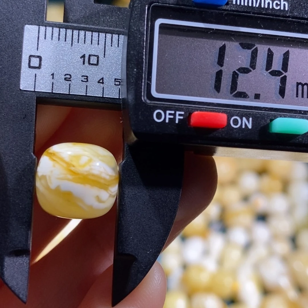 琥珀裸石未镶嵌配饰