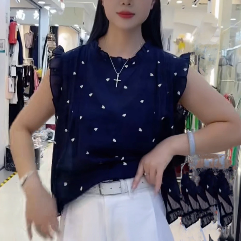 【玫瑰缘】百搭潮流网红时尚薄款木耳边小众后面扣子圆领减龄上衣
