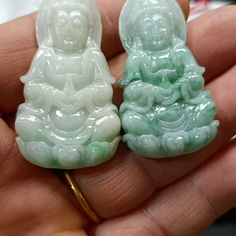 翡翠未镶嵌颈饰观音两个，尺寸34/24*36*26
